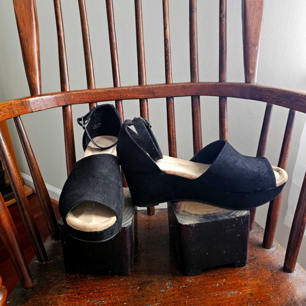 CL by Laundry Black Wedge Sandals Sz 9.